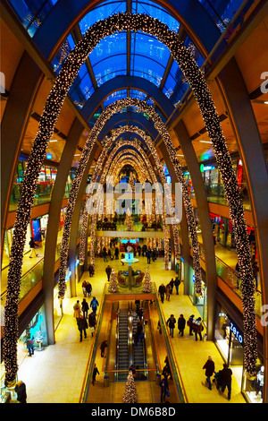 Weihnachtsschmuck in der Europa Passage-Einkaufszentrum, Hamburg, Deutschland Stockfoto