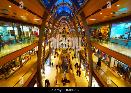 Weihnachtsschmuck in der Europa Passage-Einkaufszentrum, Hamburg, Deutschland Stockfoto