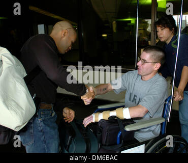 25. Januar 2005; San Antonio, TX, USA; San Antonio Boxer JESSE JAMES LEIJA grüßt US Army Spc. SEAN BEVERIDGE, der bei einem Selbstmordattentat im Irak, in San Antonio International Airport auf Dienstag, 25. Januar 2005 verletzt war. Leija war auf dem Weg nach Atlantic City, wo er Arturo Gatti in einem Meisterschaftsspiel konfrontiert sein wird. Beveridge war auf dem Heimweg, Duvall, Wash. Stockfoto