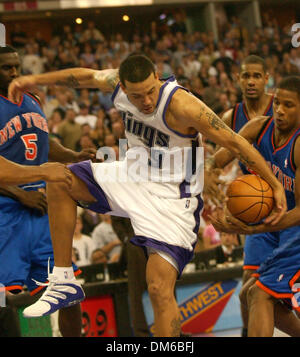 4. Februar 2005; Sacramento, Kalifornien, USA; MATT BARNES, ist in den letzten Sekunden des Spiels zwischen den Sacramento Kings und den New York Knicks in der Arco Arena verschmutzt. Er erzielte zwei Foul Schüsse und Könige entkam mit einem ein-Punkt-Sieg. Stockfoto