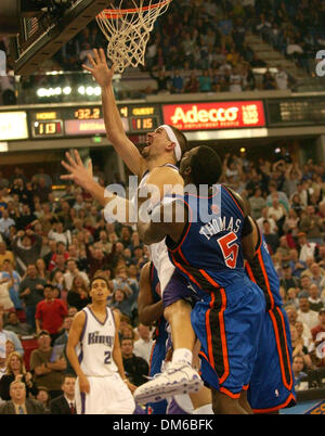 4. Februar 2005; Sacramento, Kalifornien, USA; BRAD MILLER Partituren kam spät im 4. Quartal als den Sacramento Kings von 10 Punkten hinten, um einen Punkt über die New York Knicks an der th ARCO Arena zu gewinnen Stockfoto