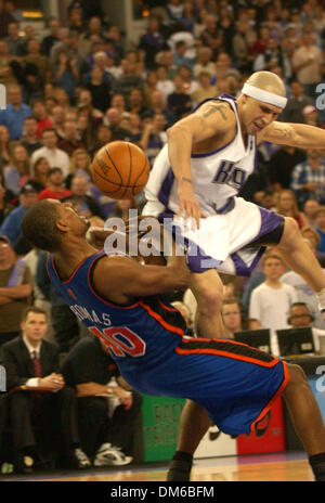 4. Februar 2005; Sacramento, Kalifornien, USA; MIKE BIBBY ist Foul von #40 KURT THOMAS im 4. Quartal des Spiels zwischen den Sacramento Kings und den New York Knicks in der Arco Arena. Stockfoto