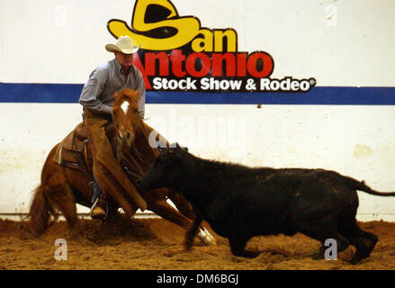 8. Februar 2005; San Antonio, TX, USA; JOE "BUTCH" LOTT fährt am Pferd schneiden-Wettbewerb auf der San Antonio Stock Show und Rodeo auf Dienstag, 8. Februar 2005 Asfarastheeyecansee. Stockfoto