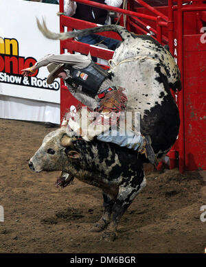 8. Februar 2005; San Antonio, TX, USA; WES BILYEU von Ontario, Oregon reitet '' Crossfire'' beim Bull Riding Wettbewerb am San Antonio Stock Show und Rodeo auf Dienstag, 8. Februar 2005. Stockfoto