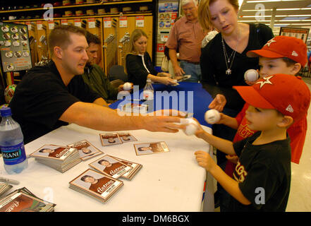 8. Februar 2005; San Antonio, TX, USA; Houston Astros Outfielder JASON LANE (L) übergibt einen signierten Ball Baseball Fans während ihrer Mutter Kelly Ebinger hält während eines Besuchs durch die Astros-Karawane bei der Academy Sports verfolgen und speichern Sie im Freien auf Loop 1604 östlich von US 281 Norden auf Dienstag, 8. Februar 2005. Das Astros waren Abschluss 2005 Winter Wohnwagen hält diese Woche machen ich Stockfoto