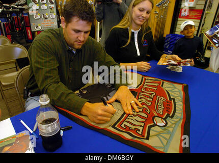 8. Februar 2005; San Antonio, TX, USA; Houston Astros Outfielder Lanze BERKMAN (L) unterzeichnet ein Autogramm anlässlich eines Besuchs des Astros Winter Wohnwagen im Academy Sports und Outdoor Store auf Loop 1604 auf Dienstag, 8. Februar 2005. Stockfoto