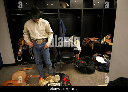 8. Februar 2005; San Antonio, TX, USA; Sattel Bronc Rider CODY WRIGHT Ompletes setzen auf seinem Gürtel und Schnalle vor dem Wettkampf am San Antonio Stock Show und Rodeo auf Dienstag, 8. Februar 2005. Wrights Schnalle ist aus 2003 National Finals Rodeo 10. Go Round im Sattel Bronc Reiten. Und obwohl die Schnallen begehrt sind, Wright hat nichts dagegen, seine vier Söhne, die mit ihnen spielen zu lassen. Stockfoto