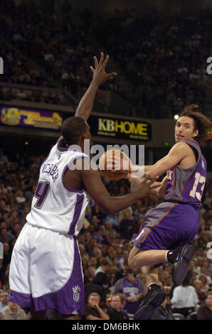 8. Februar 2005; Sacramento, Kalifornien, USA; Sonnen-Guard Steve Nash ruft nach Penatrating der Spur und Könige nach vorne Chris Webber im 3. Quartal Dienstagabend Spiel zwischen den Sacramento Kings und die Phoenix Suns in Arco Arena weiterleiten. Stockfoto