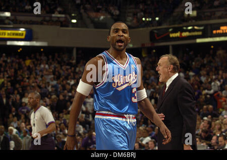 11. Februar 2005; Sacramento, Kalifornien, USA; Mit 12 Sekunden noch im 4. Quartal und die Könige, 115-113 schreit Cuttino Mobley an einen offiziellen Status auf der Grundlinie. Mobley Schuss auf der früheren Posetion wurde von Mavericks Center Erick Dampier in den Sacramento Kings und den Dallas Mavericks in Arco Arena in Sacramento, Kalifornien 11. Februar 2004 blockiert. Die Könige angefochten Stockfoto