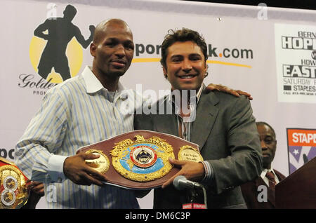19. Februar 2005; Los Angeles, Kalifornien, USA; Boxer/Promoter OSCAR DE LA HOYA feiert mit BERNARD HOPKINS "The Executioner" als He Niederlagen Howard "The Battersea Bomber" Eastman nach 12 Runden in einem einstimmigen Beschluss in einer ausverkauften Staples Center. Hopkins wird die unangefochtene Weltmeister Mittelgewicht mit diesem historischen 20. Titelverteidigung, Vereinheitlichung der IBA, IBC, WBO und WBC-Gürtel. Stockfoto