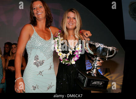 27. Februar 2005; Broadbeach, Queensland, Australien; Association of Surfing Professionals FosterÕs Champions des Welt-Bankett. Conrad Jupiters, Broadbeach, Queensland, Australien. Peruanische Sofia Mulanovich (rechts) wurde während der FosterÕs Champions der Welt-Bankett im Conrad Jupiters am Broadbeach an der Gold Coast Australiens letzte Nacht mit ihren Maiden ASP World Title gekrönt. Stockfoto