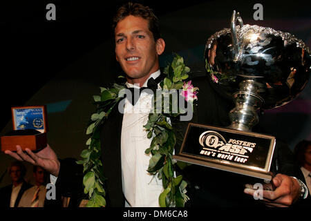 27. Februar 2005; Broadbeach, Queensland, Australien; Association of Surfing Professionals FosterÕs Champions des Welt-Bankett. Conrad Jupiters, Broadbeach, Queensland, Australien. Hawaiian ANDY IRONS wurde gestern Abend mit seinem dritten aufeinanderfolgenden Fosters ASP World Title an die Champions der Welt Bankett an der Gold Coast Australiens gekrönt. Die Champions der Welt Bankett vorausgehen Stockfoto