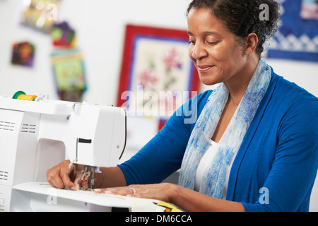 Frau mit elektrische Nähmaschine Stockfoto