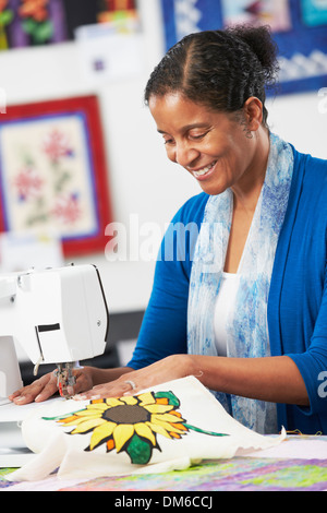 Frau mit elektrische Nähmaschine Stockfoto