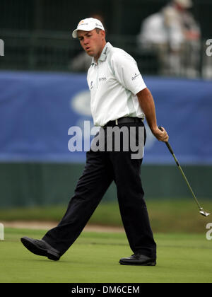 3. März 2005; Miami, FL, USA; BRIAN DAVIS reagiert auf einen Birdie-Putt auf dem 18. Loch fehlt. Davis beendete die erste Runde bei 8 unter Par mit Phil Mickelson und Jose Olazabal gebunden. Stockfoto