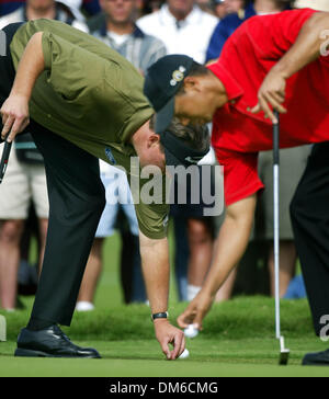 6. März 2005; Miami, FL, USA;   TIGER WOODS, (R) und PHIL MICKELSON Kopf gehen Kopf an zum ersten Mal dieses Jahr während der letzten Runde der Meisterschaft in Doral, Sonntag, 06 März 05 in Miami. Tiger besiegt von einem Mickelson. Stockfoto