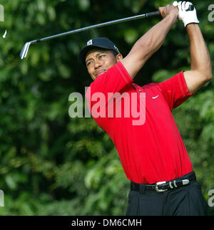 6. März 2005; Miami, FL, USA;   TIGER WOODS Abschläge von am vierzehnten Loch der Meisterschaft in Doral in der letzten Runde, Sonntag März 06, 05 in Miami. Tiger besiegt Mickelson von einem Schlag. Stockfoto