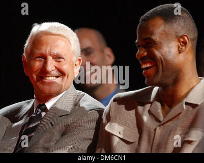 6. März 2005; San Antonio, TX, USA; Arizona Coach LUTE OLSON, lacht mit ehemalige Spurs-Spieler DAVID ROBINSON während des Ruhestandes von Sean Elliott Jersey im SBC Center. Stockfoto