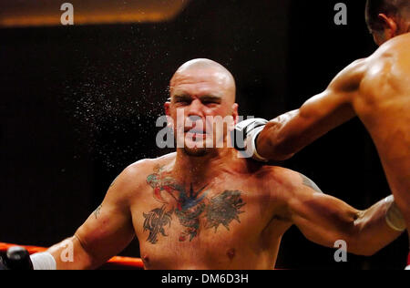 10. März 2005; SAN ANTONIO, TX, USA; Gabriel Taylor nimmt einen Schuss von Ramiro Reduncindo Donnerstag, 10. März 2005 in Municipal Auditorium. Stockfoto