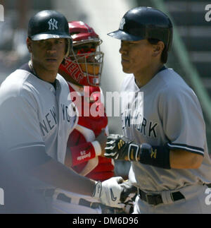 24. Juli 2005; Anaheim, CA, USA; MLB Baseball, New York Yankees' Hideki Matsui (r) ist während der siebten Inning obligatorisch Kredit von Teamkollege (l) Alex Rodriguez nach der Kollision mit einer zwei nach Hause laufen aus Los Angeles Angels Starter Jarrod Washburn beglückwünscht: Foto von Armando Arorizo/ZUMA Press. (©) Copyright 2005 von Armando Arorizo Stockfoto