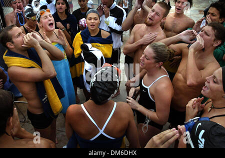 4. Januar 2005; Fort Pierce, FL, USA; Vor Beginn der schwimmen treffen gegen Kraftwerk schwimmen Teams Auburn University und Kentucky, tut der Indian River Community College-Schwimm-Team ihre traditionellen '' Pionier Boogaloo'' jubeln um einander angefeuert rechts vor dem Start des Wettbewerbs zu erhalten.  Führen von Mannschaftsführer Carley Stewart, Chelsea Lewis, Juan Ortiz und Chris Ward, der Team-fac Stockfoto