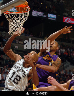 4. Januar 2005; San Antonio, TX, USA; San Antonio Sporn BRUCE BOWEN (L) punktet in der zweiten Hälfte gegen die Los Angeles Lakers im SBC Center Dienstag Abend. Bowen erzielte 24 Punkte im Spiel, eine Karriere hoch für ihn. Die Spurs gewannen das Spiel 100-83. Stockfoto