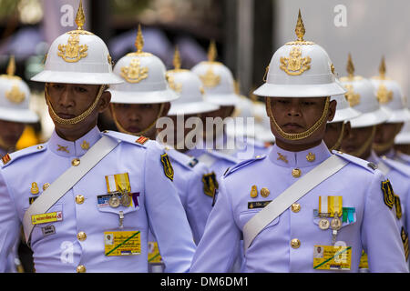 Bangkok, Thailand. 12. Dezember 2013. Mitglieder der Royal Guards Einheit der thailändischen Armee Marsch aus Trauer Service für die Obersten Patriarchen am Wat Bowon Niwet in Bangkok. Somdet Phra Nyanasamvara, Thailands Reihenfolge der buddhistischen Mönche seit mehr als zwei Jahrzehnten unter der Leitung und der Oberste Patriarch genannt wurde, starb in einem Krankenhaus in Bangkok Okt. 24. Er war 100. Er war ordiniert als buddhistischer Mönch im Jahr 1933 und stieg durch die monastischen Reihen zu den Obersten Patriarchen im Jahr 1989. Er war der spirituelle Berater Bhumibol Adulyadej, der König von Thailand als der König als Mönch im Jahr 1956 diente. Stockfoto