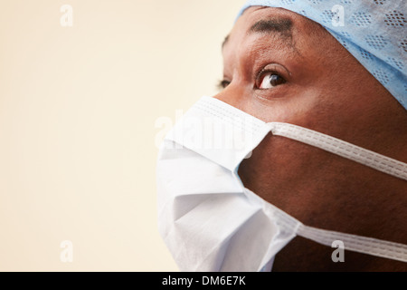 Chirurg im OP-Saal tragen scheuert und Maske Stockfoto