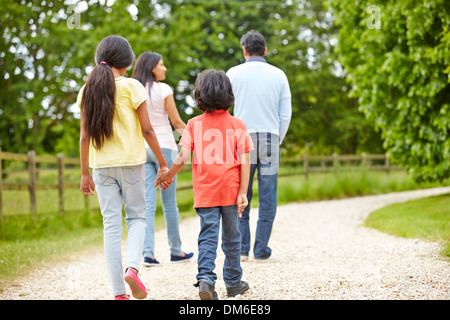 Indische Familie Wandern In Landschaft Stockfoto