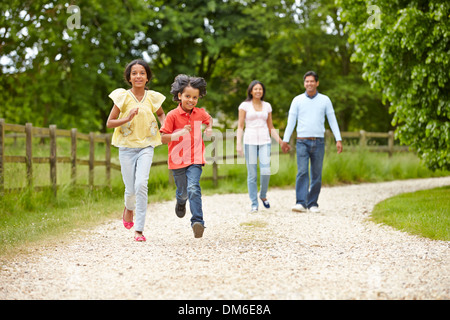 Indische Familie Wandern In Landschaft Stockfoto