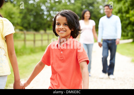 Indische Familie Wandern In Landschaft Stockfoto
