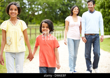 Indische Familie Wandern In Landschaft Stockfoto