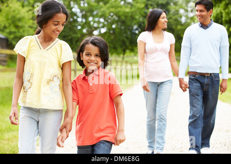 Indische Familie Wandern In Landschaft Stockfoto