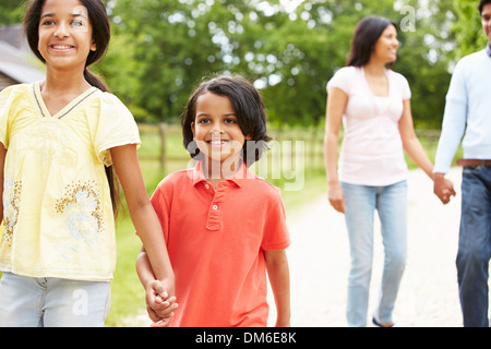 Indische Familie Wandern In Landschaft Stockfoto