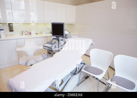 Leere Ultraschall-Suite im modernen Krankenhaus Stockfoto