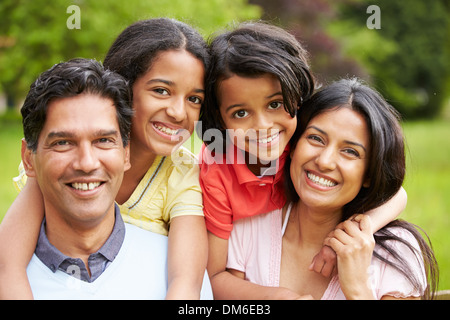 Indische Familie Wandern In Landschaft Stockfoto