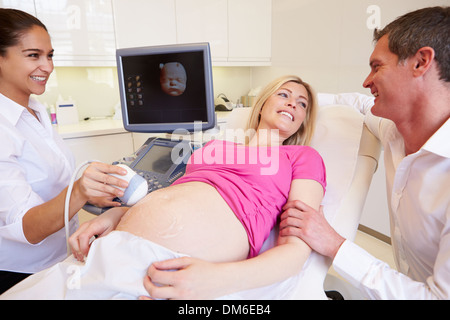 Schwangere Frau und Partner haben 4D-Ultraschall Scannen Stockfoto