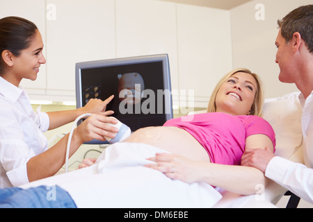 Schwangere Frau und Partner haben 4D-Ultraschall Scannen Stockfoto
