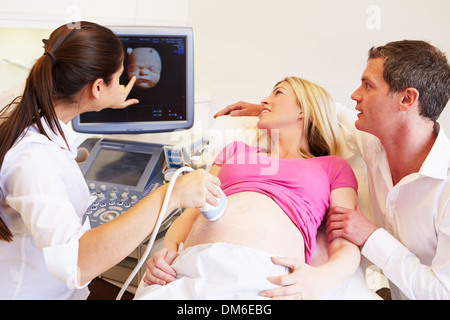 Schwangere Frau und Partner haben 4D-Ultraschall Scannen Stockfoto
