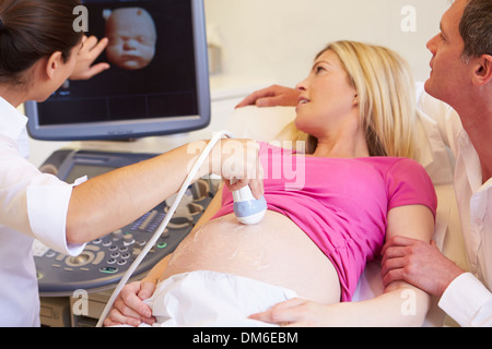 Schwangere Frau und Partner haben 4D-Ultraschall Scannen Stockfoto