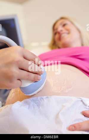 Schwangere Frau und 4D Ultraschall Scan Stockfoto