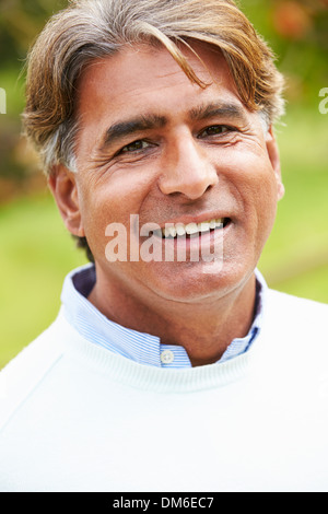 Outdoor Portrait von Senior indischer Mann Stockfoto