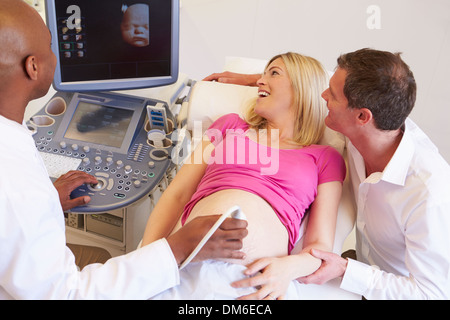 Schwangere Frau und Partner haben 4D-Ultraschall Scannen Stockfoto