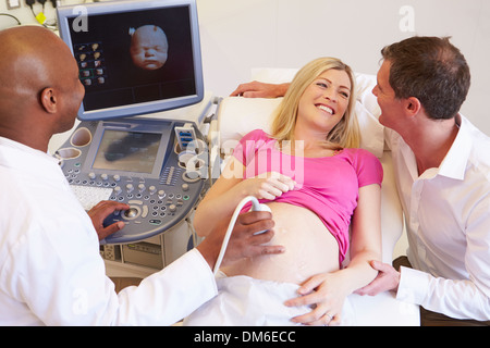 Schwangere Frau und Partner haben 4D-Ultraschall Scannen Stockfoto