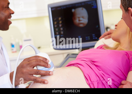 Schwangere Frau und Partner haben 4D-Ultraschall Scannen Stockfoto