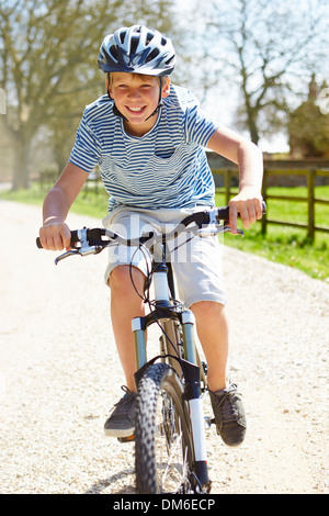 Kleiner Junge mit Fahrrad auf Land-Strecke Stockfoto