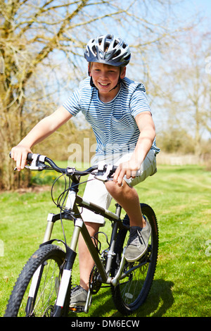 Kleiner Junge mit Fahrrad auf Land-Strecke Stockfoto