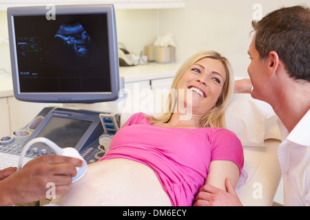 Schwangere Frau und Partner haben 4D-Ultraschall Scannen Stockfoto