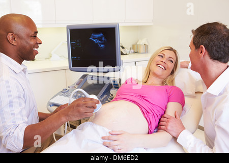 Schwangere Frau und Partner haben 4D-Ultraschall Scannen Stockfoto