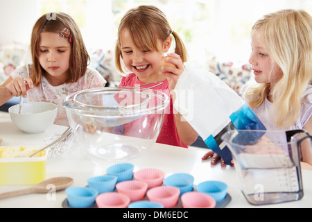 Drei Mädchen machen Cupcakes In Küche Stockfoto